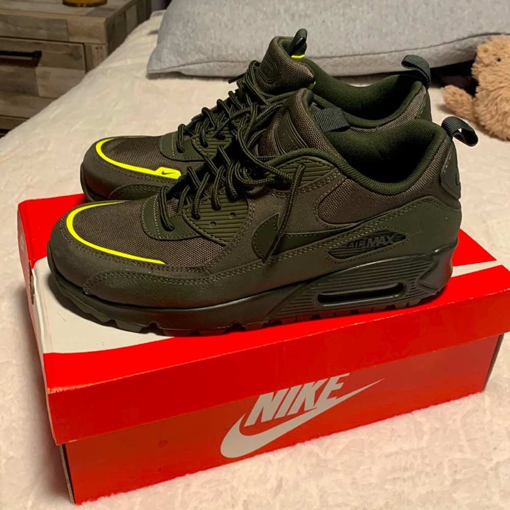 Men’s Nike air max 90 surplus camo green with line green accent size 9